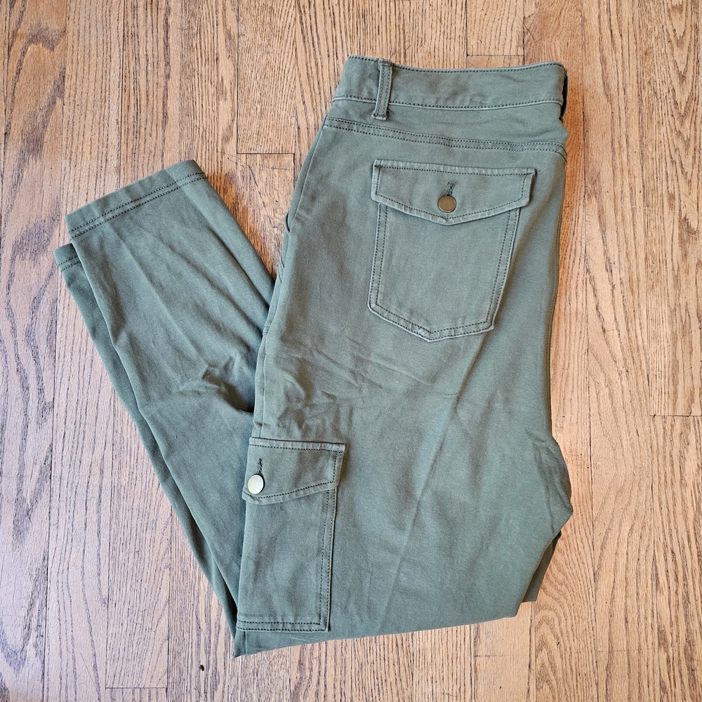 Time and Tru Women's Sage Cargo Pants Size 18